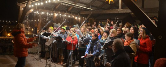 Fotos vom Auftritt des Schulchores auf dem Schwarzenberger Weihnachtsmarkt