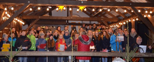 Bilder vom Weihnachtssingen auf dem Schwarzenberger Weihnachtsmarkt