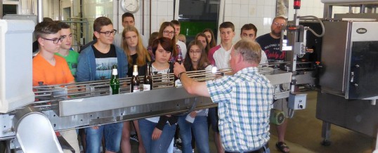 Besuch der Biotechnologen in der Brauerei Fiedler